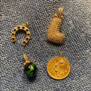 Source Unknown Gold and Black Pendant Collection